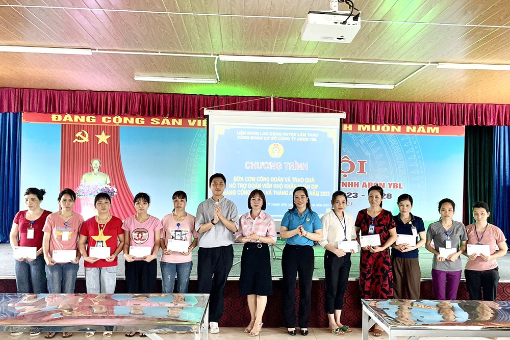 Liên đoàn Lao động huyện Lâm Thao trao quà tới công nhân lao động. Ảnh: Đức Thuận