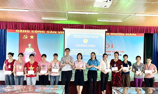 Liên đoàn Lao động huyện Lâm Thao trao quà tới công nhân lao động. Ảnh: Đức Thuận