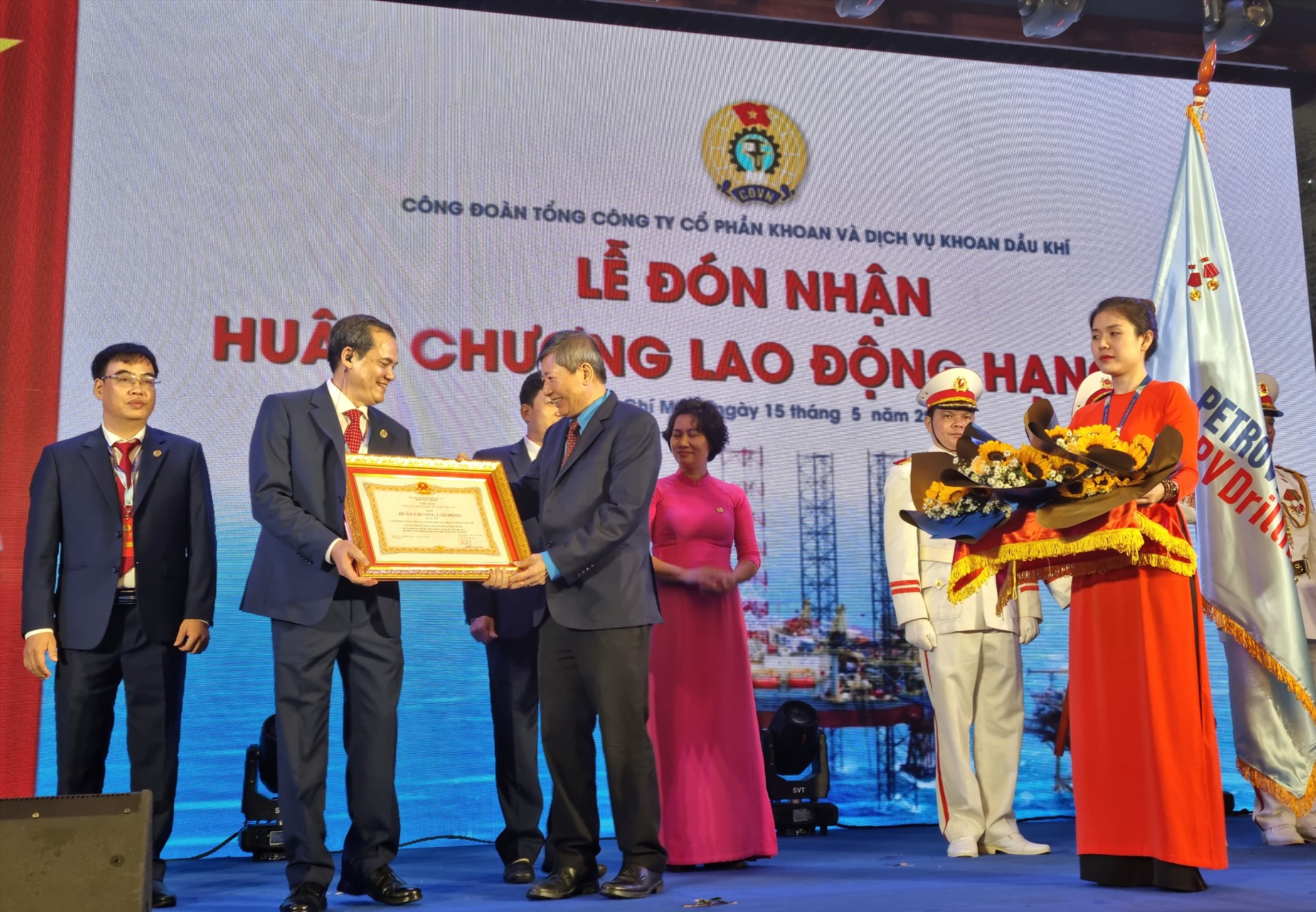 Thừa ủy quyền của Chủ tịch nước, Phó Chủ tịch Thường trực Tổng LĐLĐ Việt Nam Trần Thanh Hải trao Huân chương Lao động hạng Nhì cho Công đoàn PV Drilling. Ảnh: Nam Dương