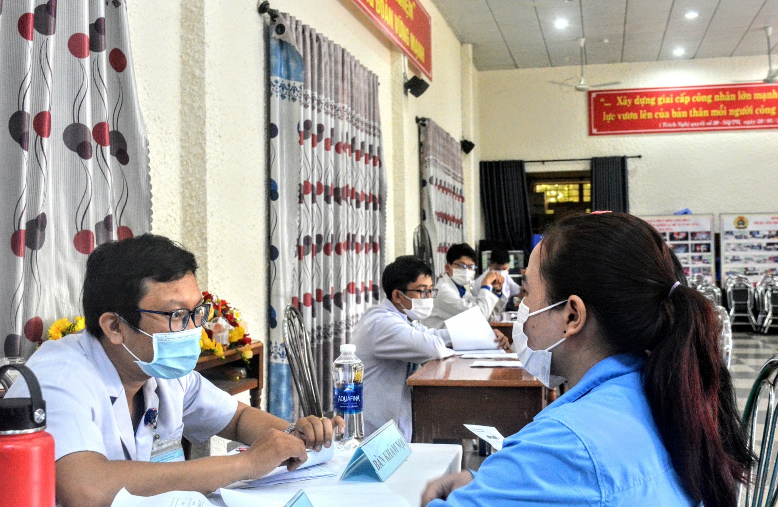 300 đoàn viên, người lao động ở Đà Nẵng được tư vấn sức khỏe, cấp phát thuốc miễn phí. Ảnh: Trà Vân