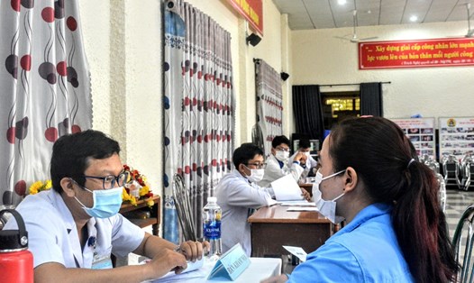 300 đoàn viên, người lao động ở Đà Nẵng được tư vấn sức khỏe, cấp phát thuốc miễn phí. Ảnh: Trà Vân