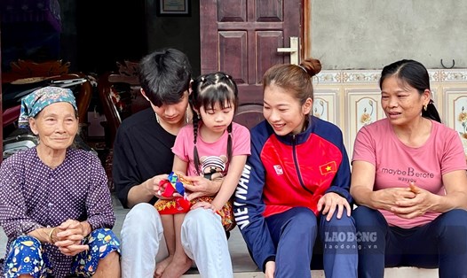 Phương Thủy (áo đỏ, thứ 2 từ phải sang) vui vẻ bên gia đình sau khi trở về từ SEA Games 32. Ảnh: Trần Lâm.