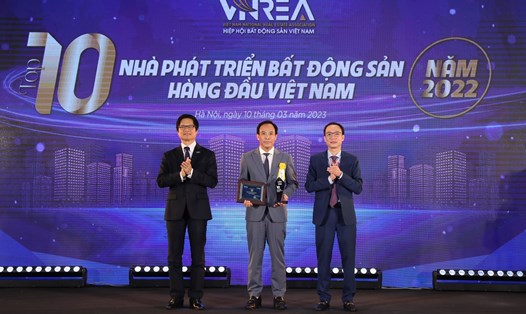 Đại diện Tập đoàn Geleximco nhận phần thưởng Top 10 nhà phát triển bất động sản hàng đầu Việt Nam 2022. Ảnh: Geleximco