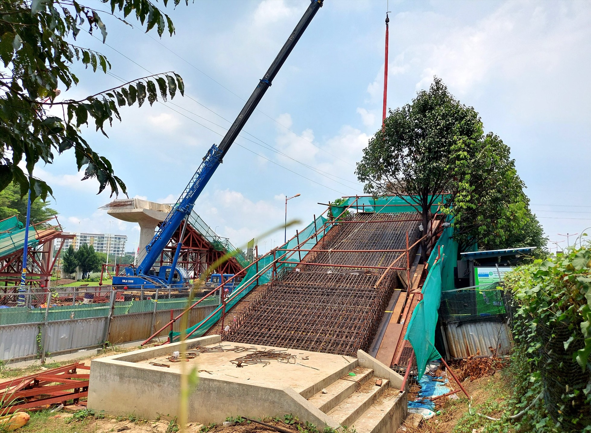 Cầu bộ hành được xây trên Xa lộ Hà Nội kết nối nhà ga Khu công nghệ cao tuyến Metro số 1.  Ảnh: Minh Quân