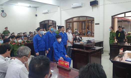 Bị cáo Đỗ Sơn Tùng cùng các bị các khác tại phiên tòa xét xử chiều 15.5. Ảnh: Hà Anh Chiến