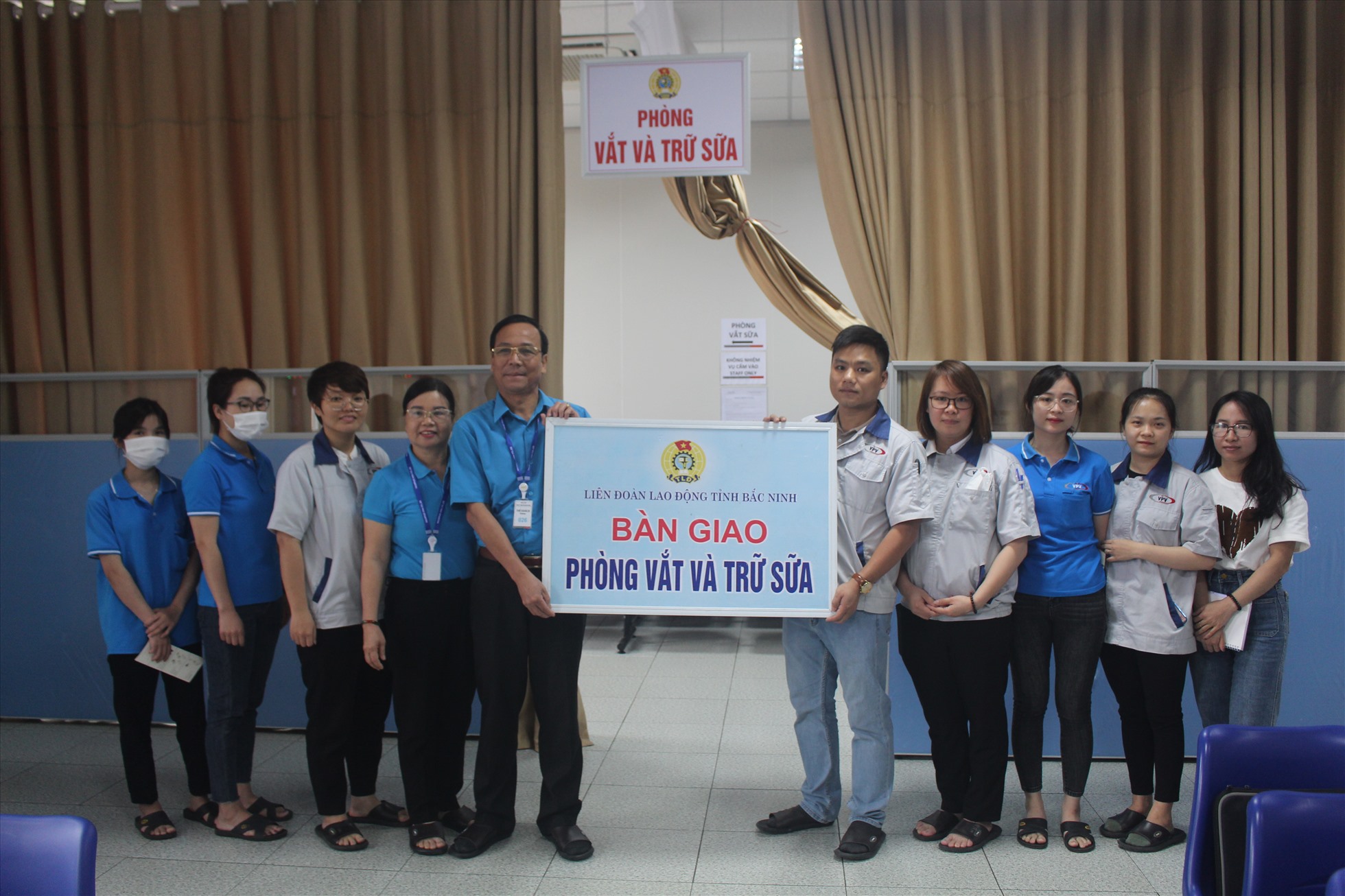 Đại diện Liên đoàn Lao động tỉnh Bắc Ninh bàn giao phòng vắt và trữ sữa. Ảnh: LĐLĐ tỉnh Bắc Ninh.