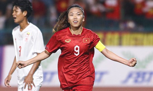 Huỳnh Như ghi bàn mở tỉ số trong chiến thắng 2-0 của tuyển nữ Việt Nam trước tuyển nữ Myanmar. Ảnh: Thanh Vũ