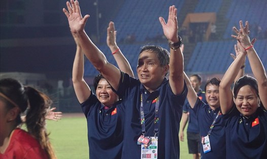 Huấn luyện viên Mai Đức Chung rất vui khi cùng tuyển nữ Việt Nam bảo vệ thành công tấm huy chương vàng SEA Games. Ảnh: Nguyễn Đăng
