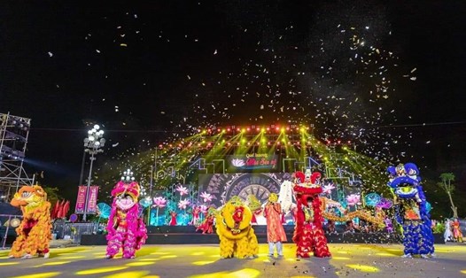 Lễ hội đường phố nhằm giới thiệu, quảng bá và tôn vinh di sản văn hoá dân tộc tỉnh Nghệ An đến với bạn bè, du khách trong và ngoài nước. Ảnh: Quỳnh Trang