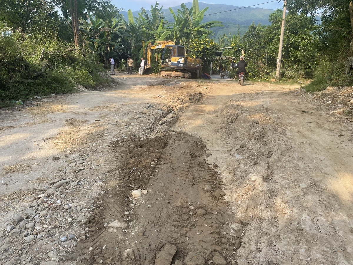 Nhiều hộ dân hiến đất để mở rộng đường giao thông nông thôn. Ảnh: Hồng Thiệu