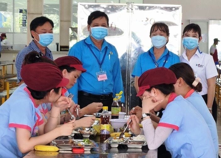 Lãnh đạo LĐLĐ Hậu Giang thăm bữa ăn ca của công nhân. Ảnh: Văn Sỹ