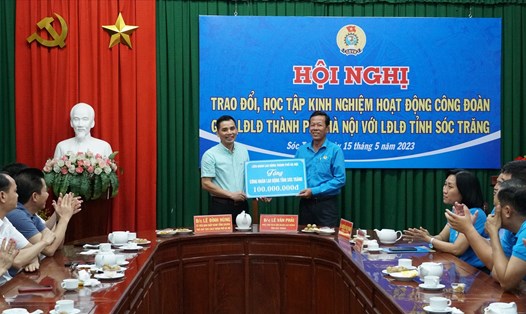 LĐLĐ TP Hà Nội trao tặng 100 triệu đồng cho đoàn viên, công nhân lao động nghèo của LĐLĐ tỉnh Sóc Trăng. Ảnh: Anh Khoa