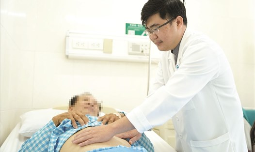 Bác sĩ thăm khám cho người bệnh sau mổ. Ảnh: Bệnh viện Hoàn Mỹ Sài Gòn