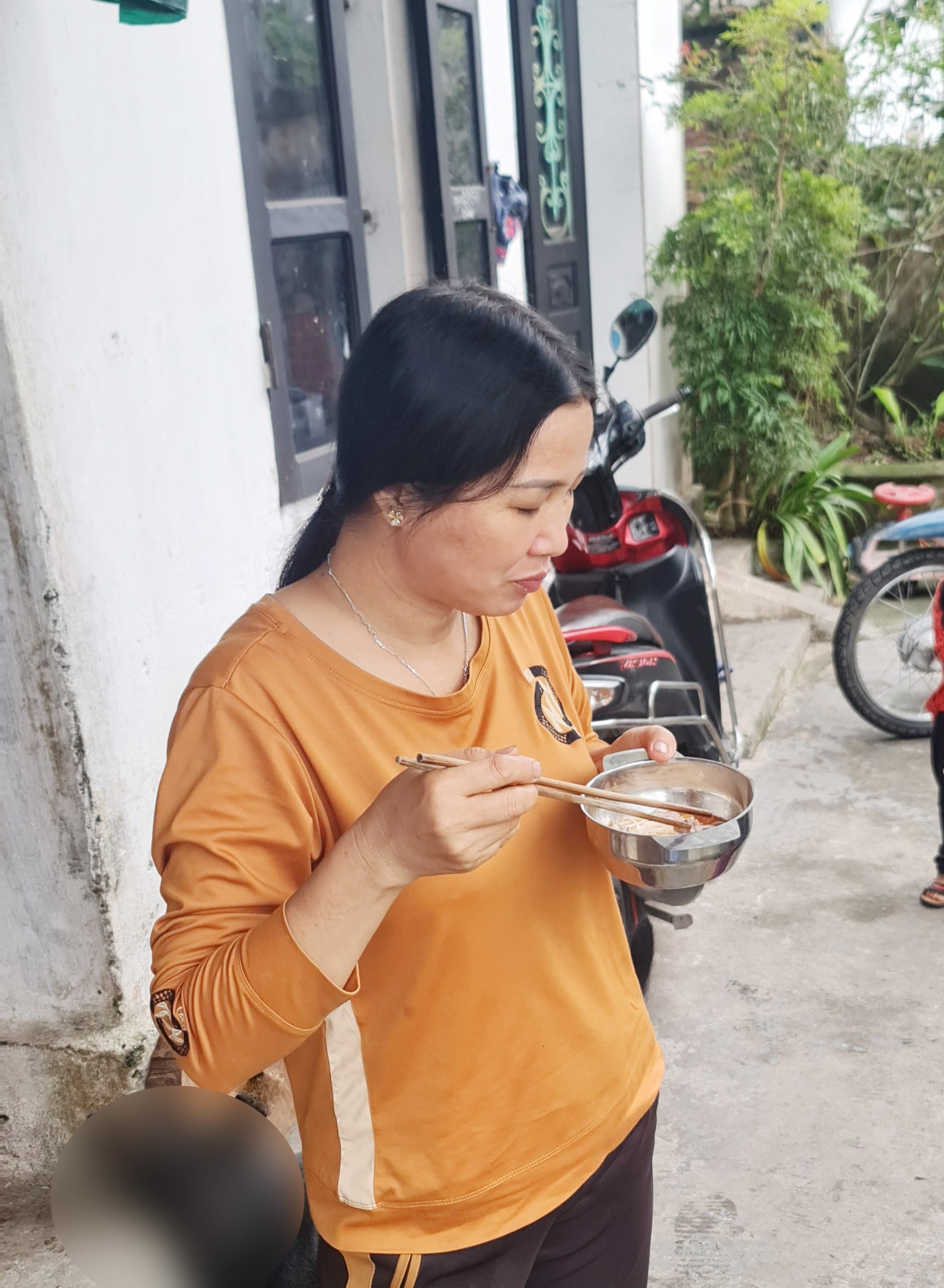 Về đến nhà, chị Liên tranh thủ ăn vội bát cơm, dọn dẹp rồi còn… đi ngủ. Ảnh: Mạnh Cường.