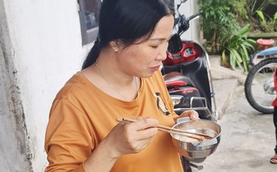 Về đến nhà, chị Liên tranh thủ ăn vội bát cơm, dọn dẹp rồi còn… đi ngủ. Ảnh: Mạnh Cường.