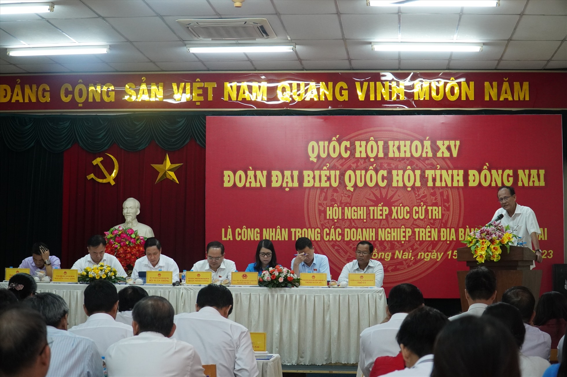 Đại diện cơ quan chức năng tỉnh Đồng Nai trả lời ý kiến của cử tri tại buổi tiếp xúc. Ảnh: Hà Anh Chiến