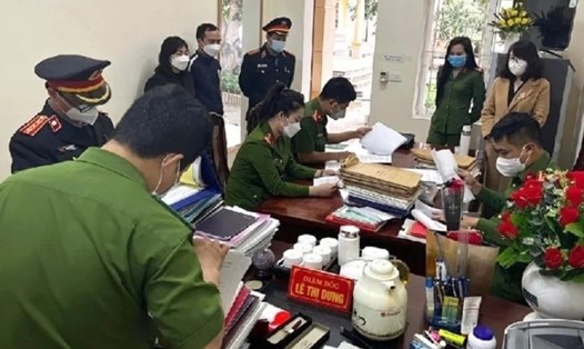 Cơ quan chức năng thực hiện lệnh khởi tố, bắt tạm giam bà Lê Thị Dung. Ảnh: Công an Nghệ An