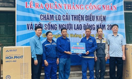 Công đoàn Đường sắt Việt Nam trao quà cho công nhân Công ty CP Đường sắt Hà Ninh. Ảnh: CĐ Đường sắt VN