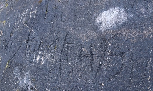Nhiều người khắc chữ lên tường của Kỳ đài Kinh thành Huế Ảnh: Phúc Đạt
