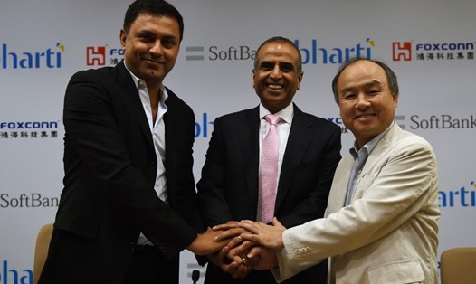 SoftBank của Nhật Bản hợp tác với Foxconn của Đài Loan và Bharti Enterprises của Ấn Độ để đầu tư 20 tỉ USD vào các dự án năng lượng mặt trời ở Ấn Độ năm 2015. Ảnh: AFP