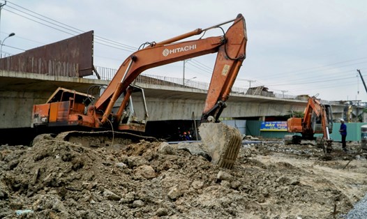 Cầu Nam Lý gần 1.000 tỉ đồng gấp rút thi công sau 4 năm tạm dừng.  Ảnh: Anh Tú
