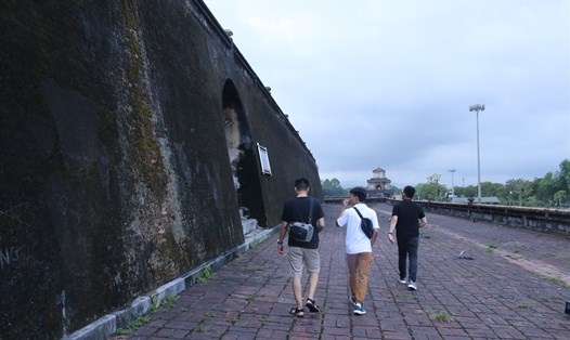 Du khách đi bộ, tham quan trên Thượng Thành, Kinh thành Huế. Ảnh: Nguyễn Luân.