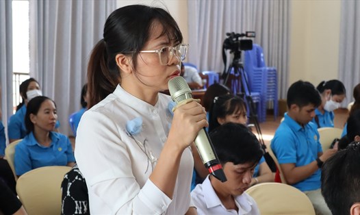 Cử tri trao đổi kiến nghị lên đại biểu Quốc hội và Liên đoàn Lao động tỉnh Bình Phước. Ảnh: CTV