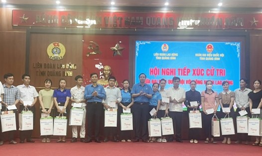 Dịp này, LĐLĐ tỉnh và Đoàn đại biểu Quốc hội tỉnh Quảng Bình đã trao 150 suất quà cho công nhân và người lao động. Ảnh: Hồng Thiệu