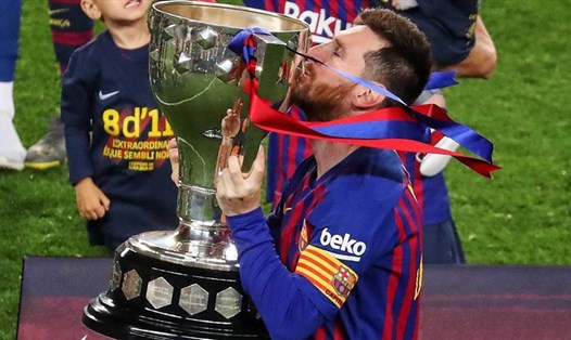 Messi nâng niu chức vô địch La Liga khi còn khoác áo Barcelona.  Ảnh: AFP