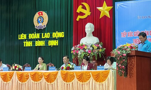 Chủ tịch LĐLĐ Bình Định Nguyễn Mạnh Hùng trình bày tổng hợp ý kiến cử tri. Ảnh: Xuân Nhàn.