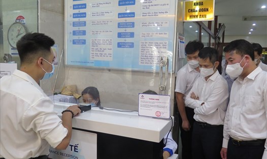 Lãnh đạo BHXH Việt Nam quan sát người dân dùng thẻ Căn cước công dân gắn chíp trong quá trình đi khám chữa bệnh. Ảnh: BHXH Việt Nam