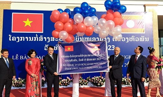 Lễ bàn giao dự án sân bay Nong Khang cho Cục Hàng không dân dụng Lào. Ảnh: THACO Group