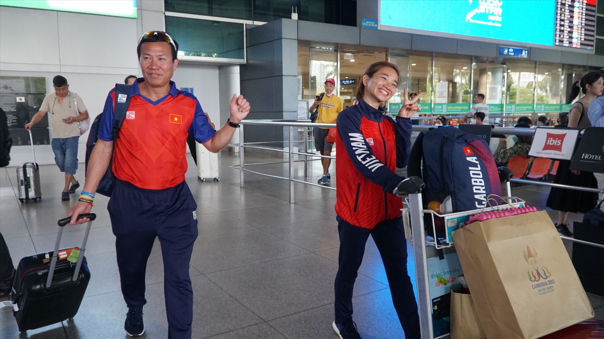 Vận động viên Nguyễn Thị Oanh cùng người đã đồng hành cùng cô trong suốt kì thi đấu - huấn luyện viên Trần Văn Sỹ (trái). Ảnh: Lâm Anh