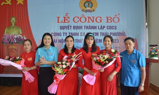 Lãnh đạo LĐLĐ huyện Hưng Hà và Công ty TNHH Sản xuất và thương mại Thái Phương tặng hoa chúc mừng BCH Công đoàn khóa mới. Ảnh: Bá Mạnh