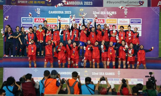 Đội tuyển Bóng đá nữ Việt Nam nhận Huy chương Vàng lần thứ 4 liên tiếp. Ảnh: Thanh Vũ