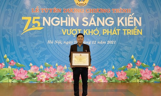Anh Nguyễn Hoàng Long vinh dự được nhận Bằng Lao động sáng tạo 
do Tổng Liên đoàn Lao động Việt Nam trao tặng năm 2021. Ảnh: NVCC