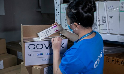 Vaccine COVID-19 vẫn là biện pháp quan trọng giúp người dân tránh lây nhiễm bệnh. Nguồn ảnh: UNICEF