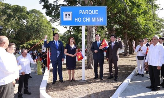 Chủ tịch Quốc hội Vương Đình Huệ dự lễ đổi tên công viên Hòa Bình thành công viên Hồ Chí Minh tại Thủ đô La Habana, Cuba, ngày 21.4.2023. Ảnh: TTXVN