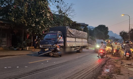 Hiện trường vụ tai nạn giao thông trên Quốc lộ 6 khiến 2 người tử vong. Ảnh: Minh Nguyễn