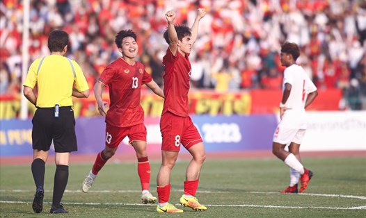 Tiền vệ Khuất Văn Khang ghi bàn trong chiến thắng 3-1 của U22 Việt Nam trước U22 Myanmar. Ảnh: Thanh Vũ