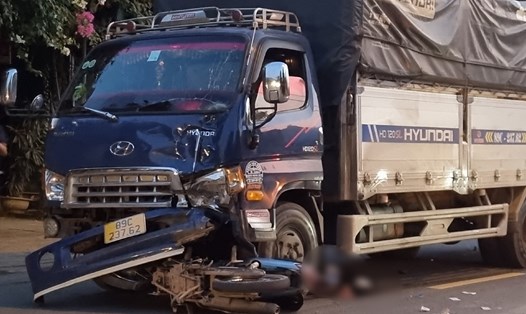 Hiện trường vụ tai nạn giao thông trên Quốc lộ 6 khiến 2 người tử vong. Ảnh: Minh Nguyễn