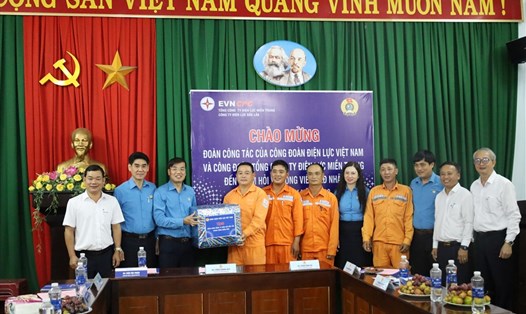 Lãnh đạo Công đoàn Điện lực Việt Nam trao quà cho công nhân Điện lực Ea Súp. Ảnh: Công đoàn ĐLVN