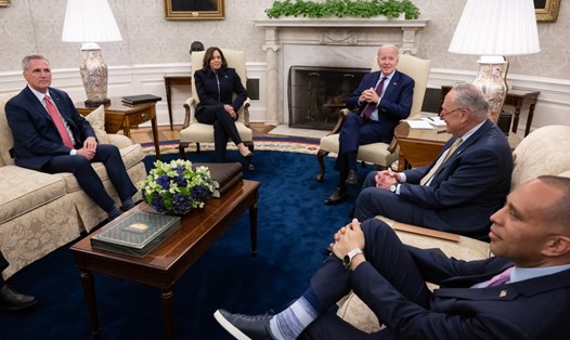 Tổng thống Mỹ Joe Biden (giữa) phát biểu trong cuộc họp về trần nợ với Phó Tổng thống Kamala Harris và các nhà lãnh đạo quốc hội, ngày 16.5.2023. Ảnh: AFP