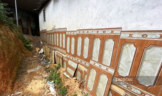 Một ngôi nhà tại xã Điềm Thuỵ (Phú Bình, Thái Nguyên) được lát kín gạch men trên tường để chờ kiểm kê, đền bù.