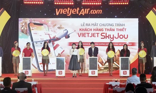 Lãnh đạo Vietjet thực hiện nghi thức ra mắt chính thức chương trình khách hàng thân thiết Vietjet SkyJoy.
