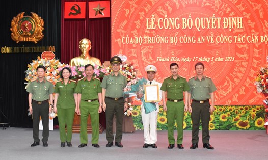Ban Thường vụ Đảng ủy, lãnh đạo Công an tỉnh tặng hoa chúc mừng Thượng tá Lê Ngọc Anh. Ảnh: CATH