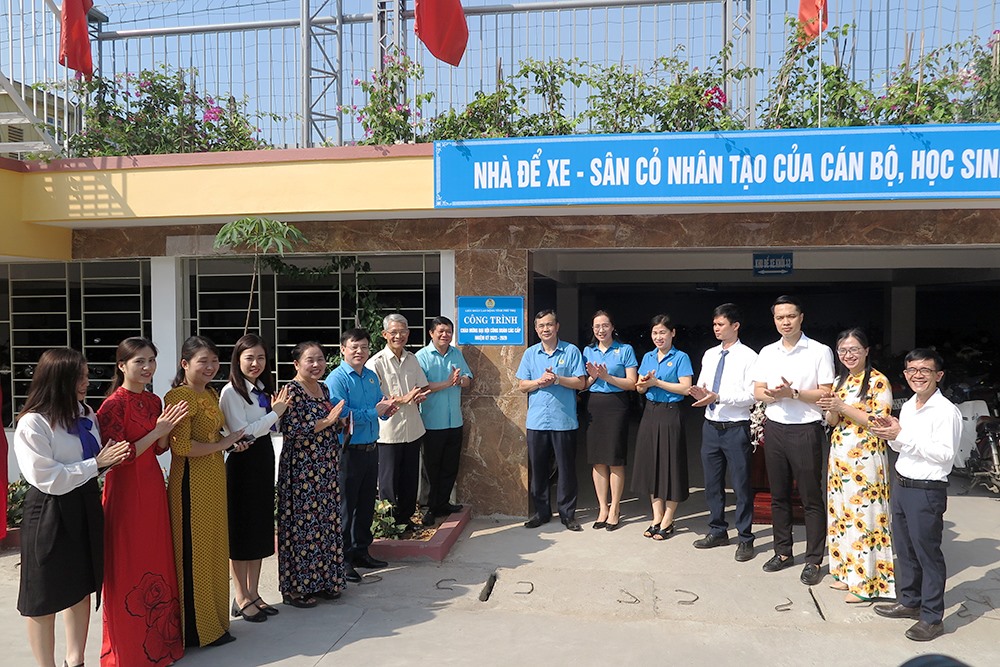 Lãnh đạo Liên đoàn Lao động tỉnh Phú Thọ, Sở Giáo dục và Đào tạo tỉnh, Ban giám hiệu nhà trường gắn biển công trình. Ảnh: Hoàng Tuấn