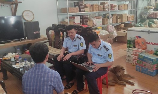 Lực lượng quản lý thị trường kiểm tra đột xuất cửa hàng kinh doanh phân bón do ông Lại Văn Định làm chủ. Ảnh: Cục quản lý thị trường Điện Biên.