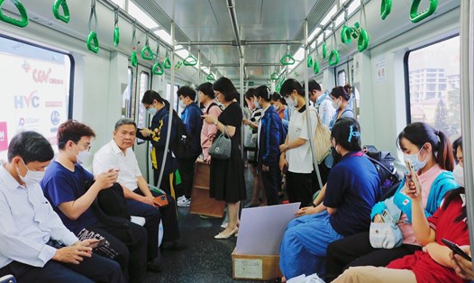 Tuyến đường sắt đô thị đầu tiên của Hà Nội ngày càng hấp dẫn hành khách. Ảnh: Phạm Đông