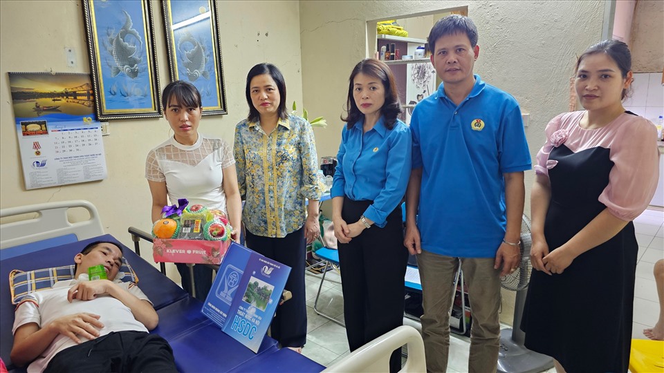 Thăm hỏi, tặng quà công nhân lao động ngành Xây dựng Hà Nội dịp Tháng Công nhân. Ảnh: CĐCS